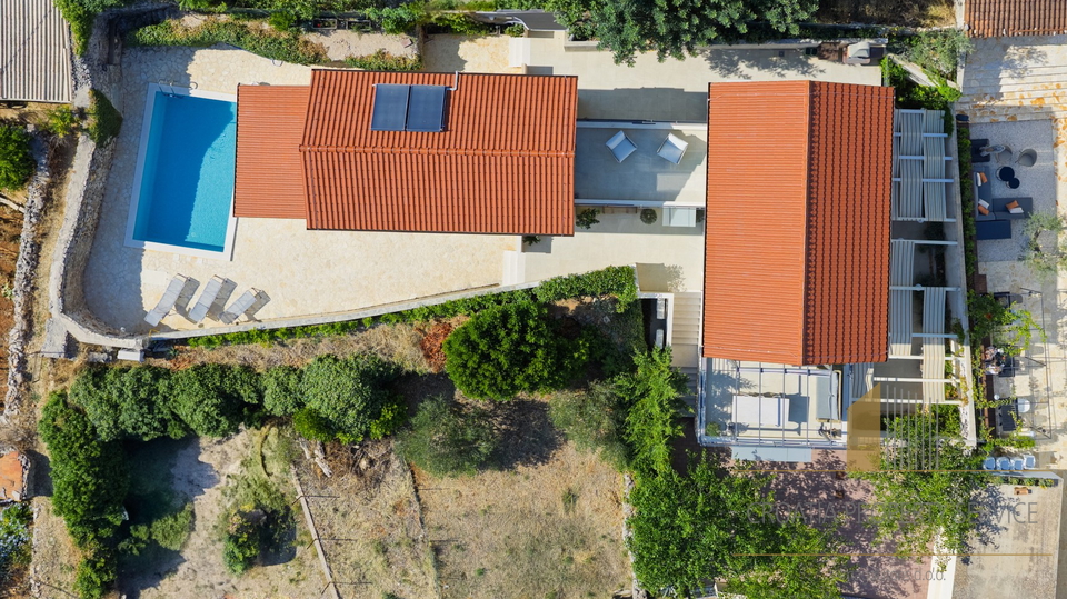 Hvar, Vrboska - nova vila s terasami, bazenom in parkirnim mestom 70 m od morja!