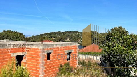 Šolta, Rogač - nedokončana nepremičnina na zemljišču 673 m2, dovoljenje za vilo s bazenom!