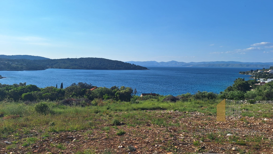 For sale: Building land 80 m from the sea – island of Šolta!