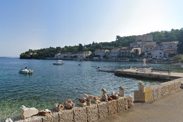 Atraktivno zemljišče s projektom in staro hišo v prvi vrsti ob morju na otoku Korčuli!