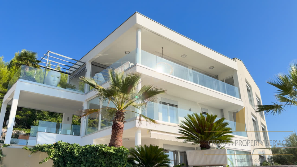 Villa di lusso con piscina e vista aperta sul mare nei dintorni di Spalato!