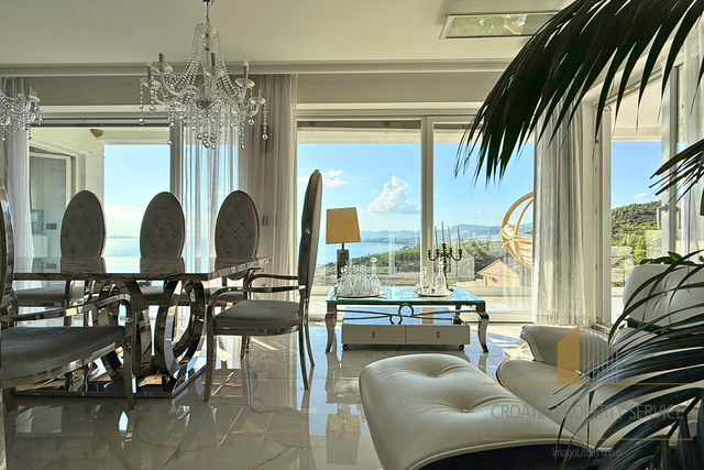 Villa di lusso con piscina e vista aperta sul mare nei dintorni di Spalato!