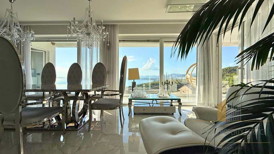 Villa di lusso con piscina e vista aperta sul mare nei dintorni di Spalato!