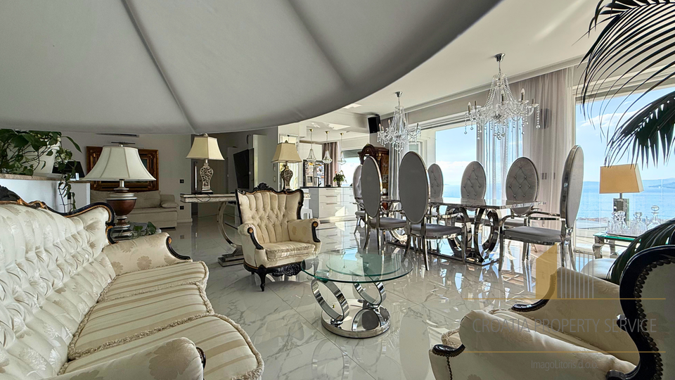 Villa di lusso con piscina e vista aperta sul mare nei dintorni di Spalato!