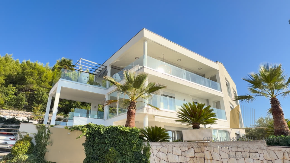 Villa di lusso con piscina e vista aperta sul mare nei dintorni di Spalato!