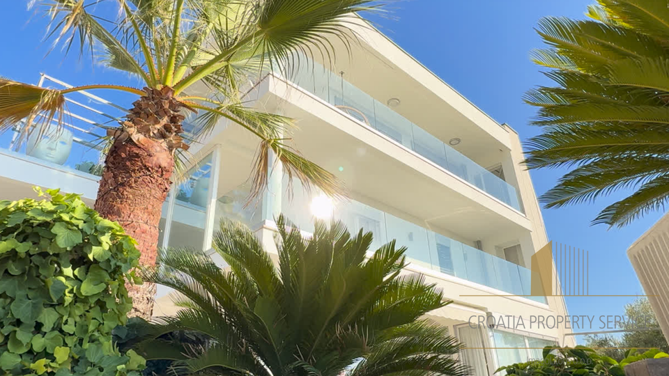 Villa di lusso con piscina e vista aperta sul mare nei dintorni di Spalato!