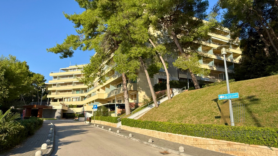 Ekskluzivna ponuda&excl; Stan u luksuznom resortu s 5 zvjezdica&comma; prvi red do mora&excl;