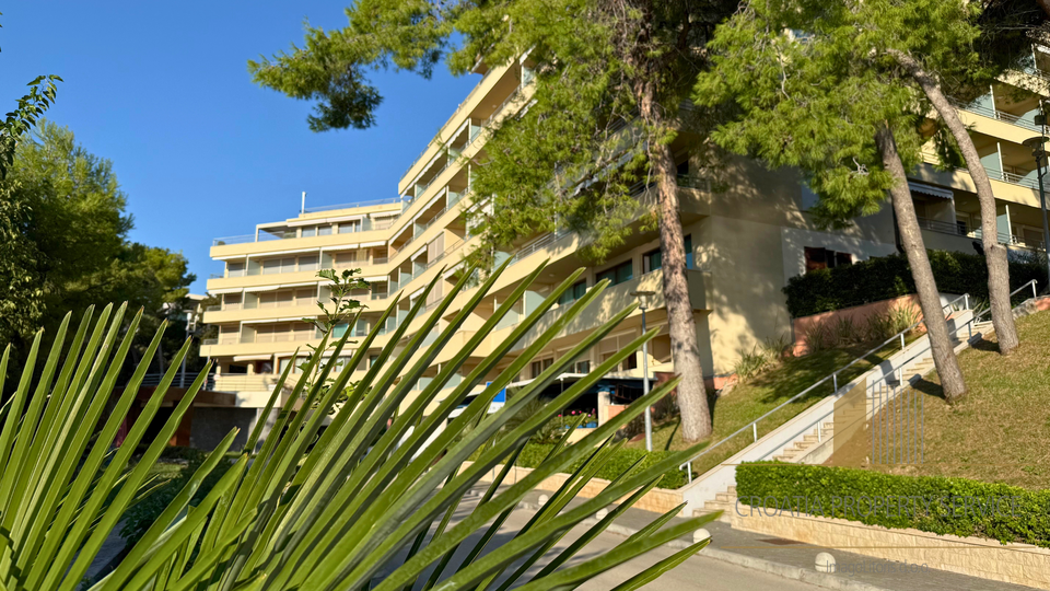 Ekskluzivna ponuda&excl; Stan u luksuznom resortu s 5 zvjezdica&comma; prvi red do mora&excl;