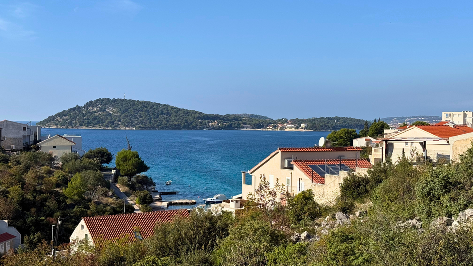 Glamurozna vila s bazenom samo 50m od mora u okolici Rogoznice&excl;