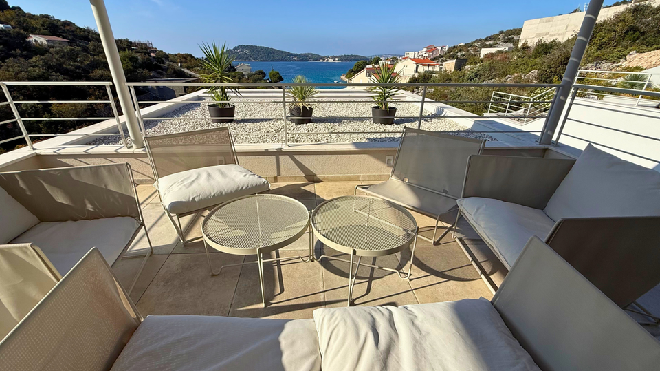 Glamurozna vila s bazenom samo 50m od mora u okolici Rogoznice&excl;