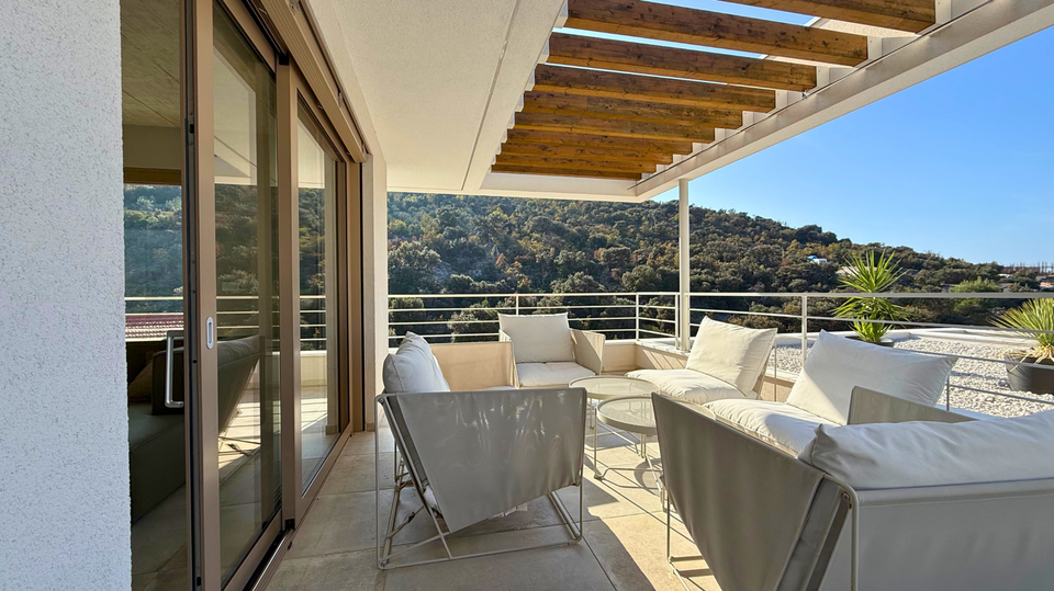 Glamurozna vila s bazenom samo 50m od mora u okolici Rogoznice&excl;