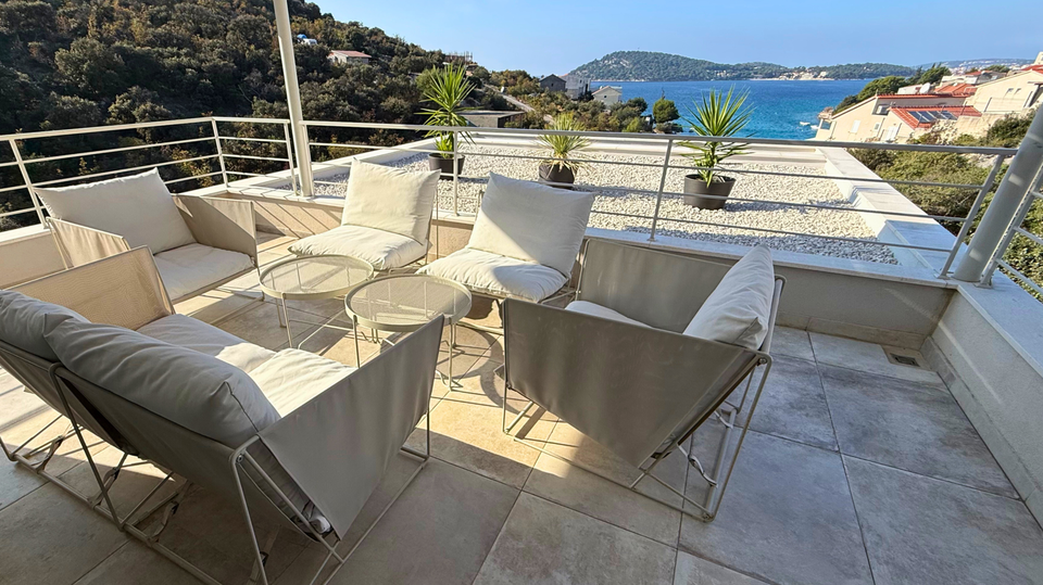 Glamurozna vila s bazenom samo 50m od mora u okolici Rogoznice&excl;