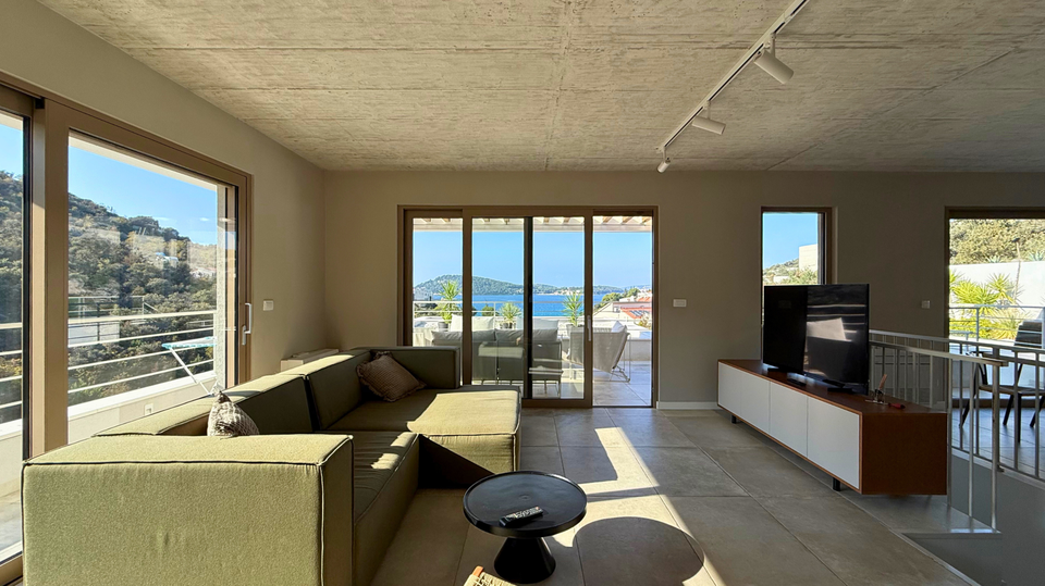 Glamurozna vila s bazenom samo 50m od mora u okolici Rogoznice&excl;