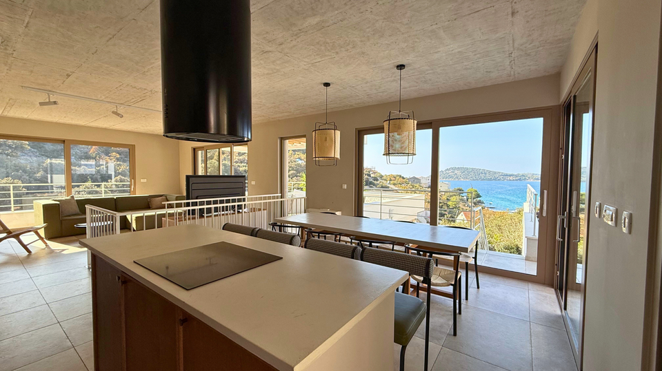 Glamurozna vila s bazenom samo 50m od mora u okolici Rogoznice&excl;