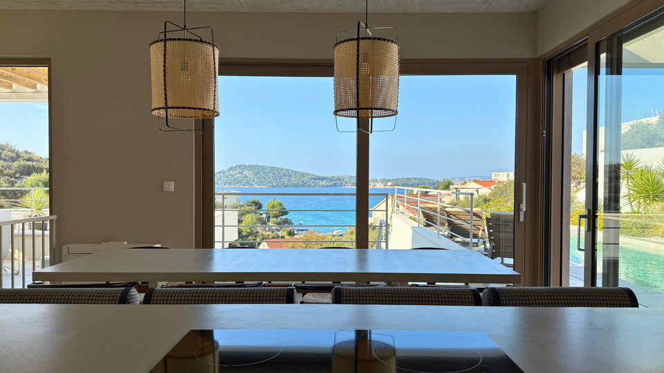 Glamurozna vila s bazenom samo 50m od mora u okolici Rogoznice&excl;