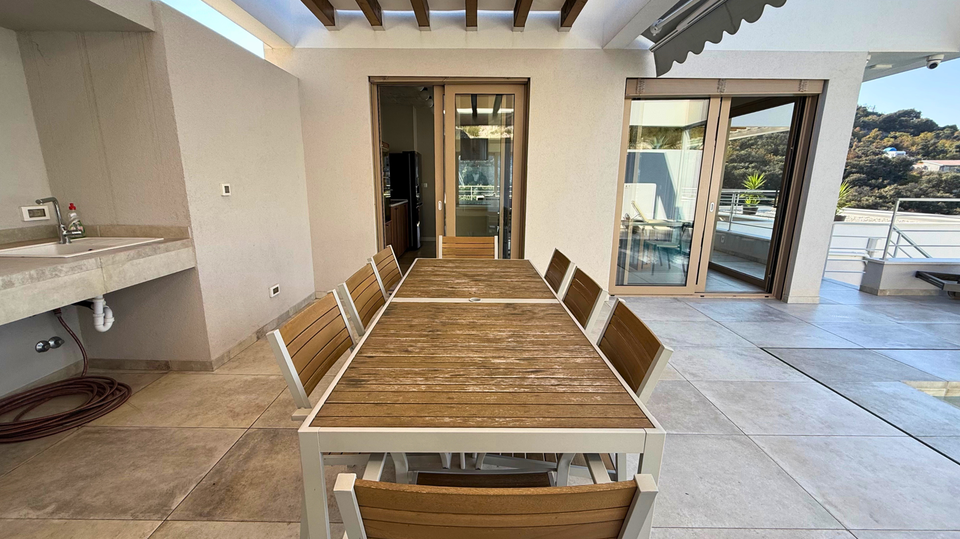 Glamurozna vila s bazenom samo 50m od mora u okolici Rogoznice&excl;