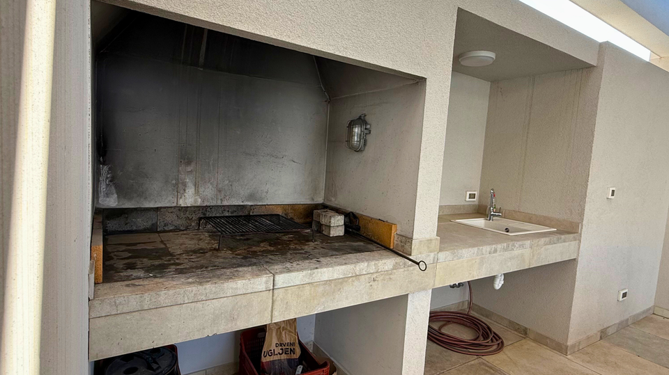 Glamurozna vila s bazenom samo 50m od mora u okolici Rogoznice&excl;