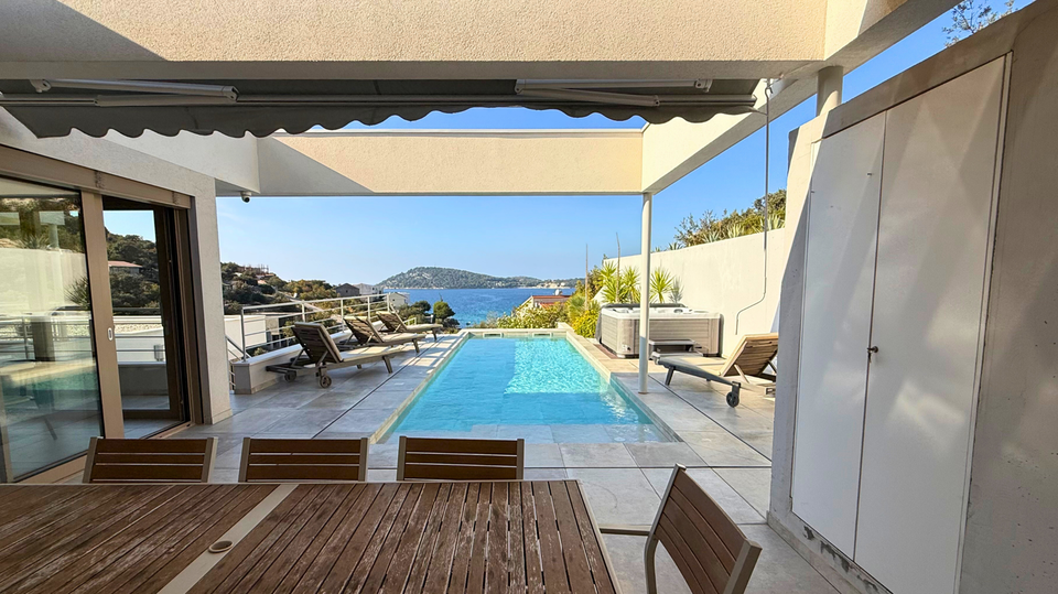 Glamurozna vila s bazenom samo 50m od mora u okolici Rogoznice&excl;