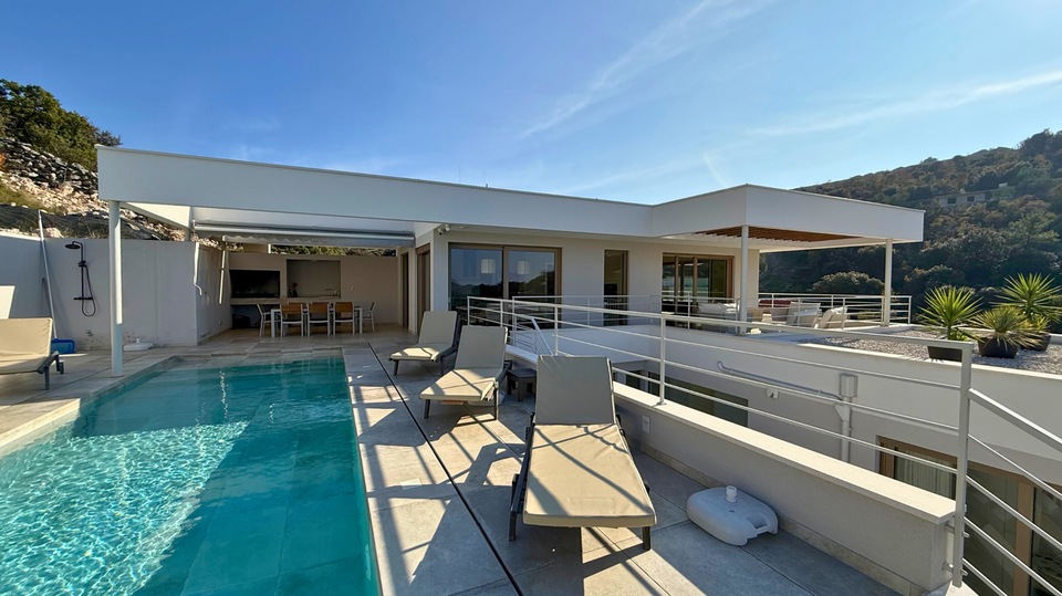 Glamurozna vila s bazenom samo 50m od mora u okolici Rogoznice&excl;