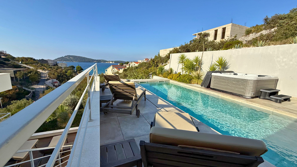 Glamurozna vila s bazenom samo 50m od mora u okolici Rogoznice&excl;