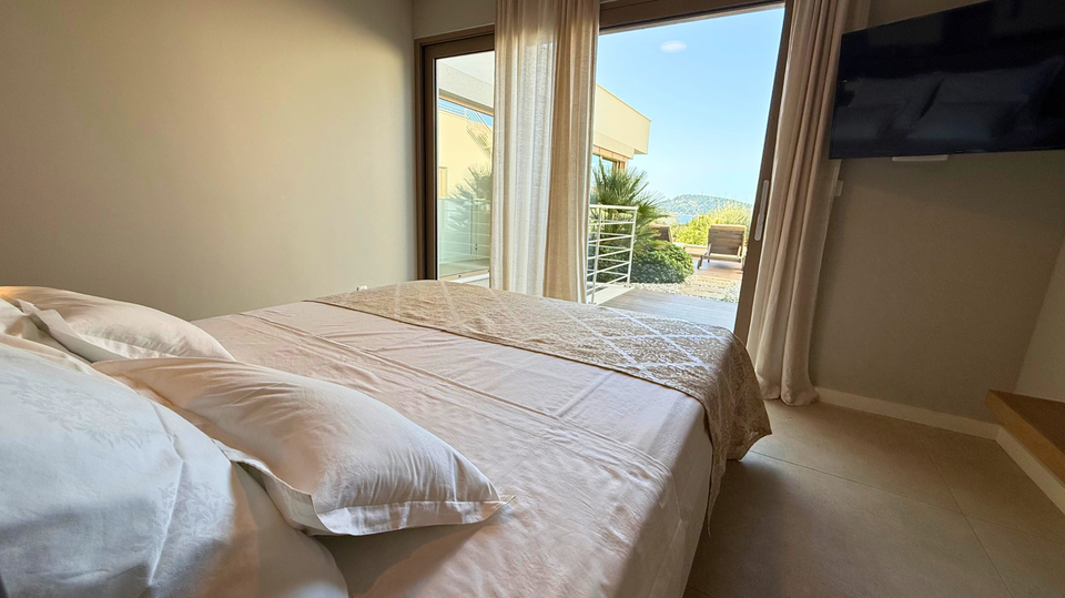 Glamurozna vila s bazenom samo 50m od mora u okolici Rogoznice&excl;