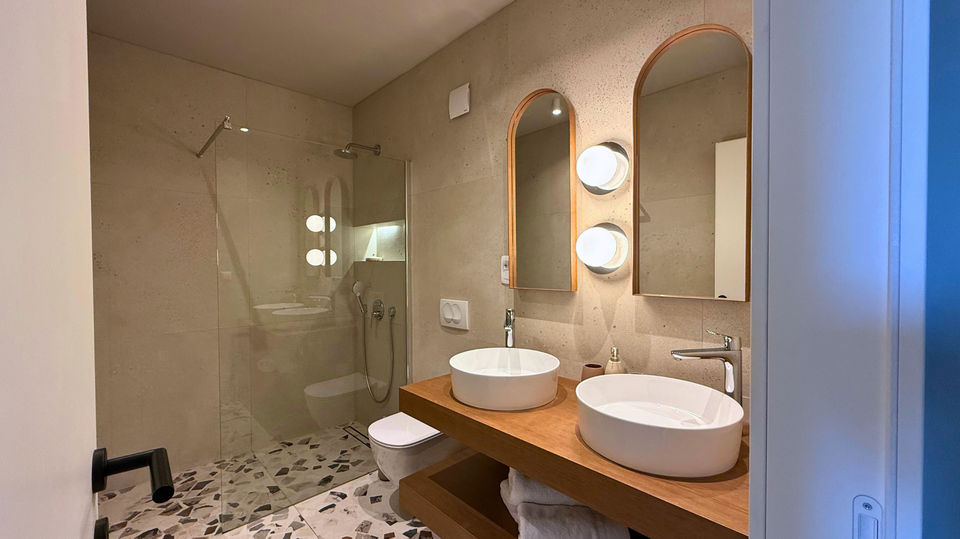 Glamurozna vila s bazenom samo 50m od mora u okolici Rogoznice&excl;