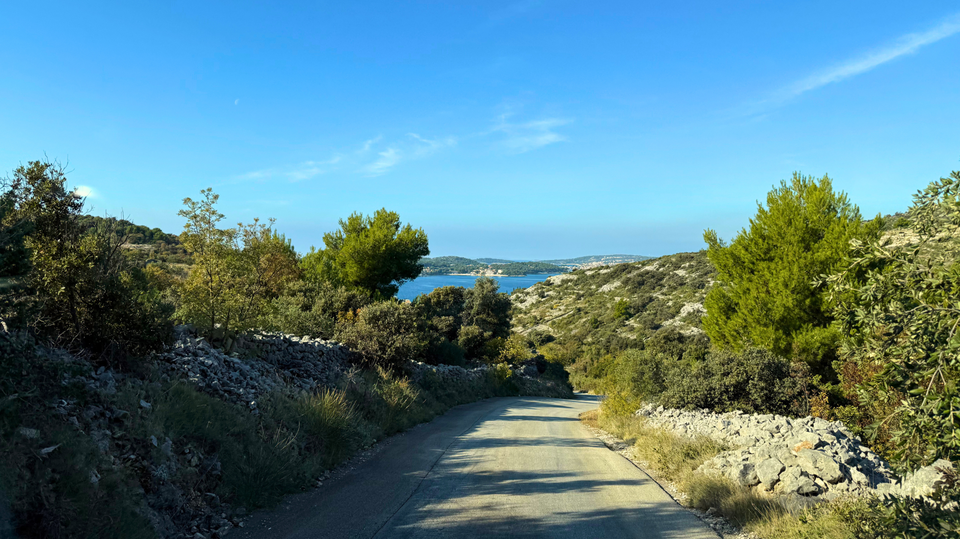 Glamurozna vila s bazenom samo 50m od mora u okolici Rogoznice&excl;