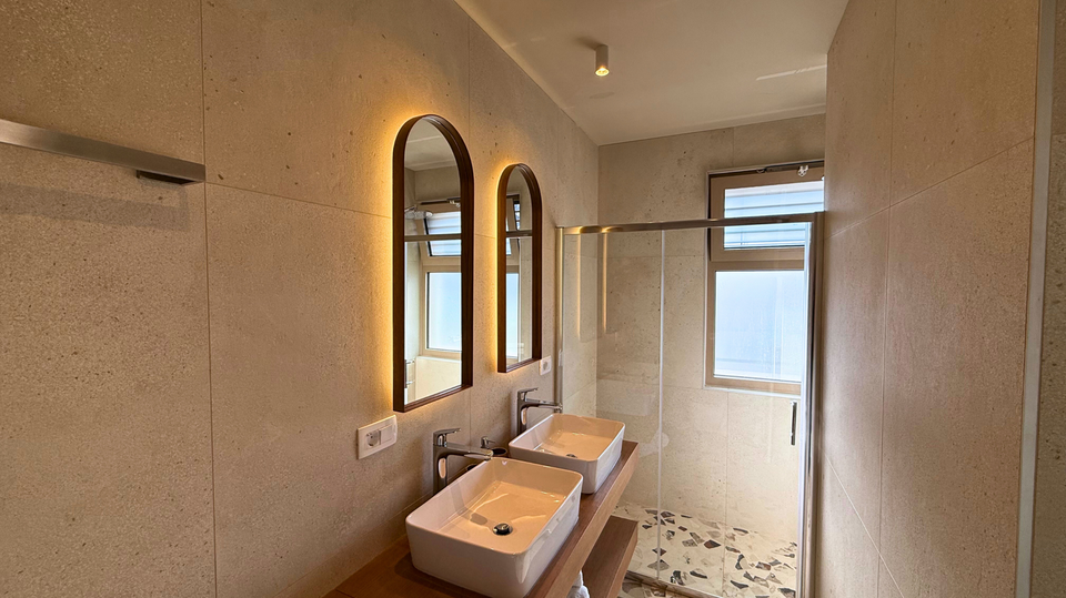 Glamurozna vila s bazenom samo 50m od mora u okolici Rogoznice&excl;