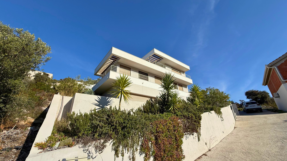 Glamurozna vila s bazenom samo 50m od mora u okolici Rogoznice&excl;