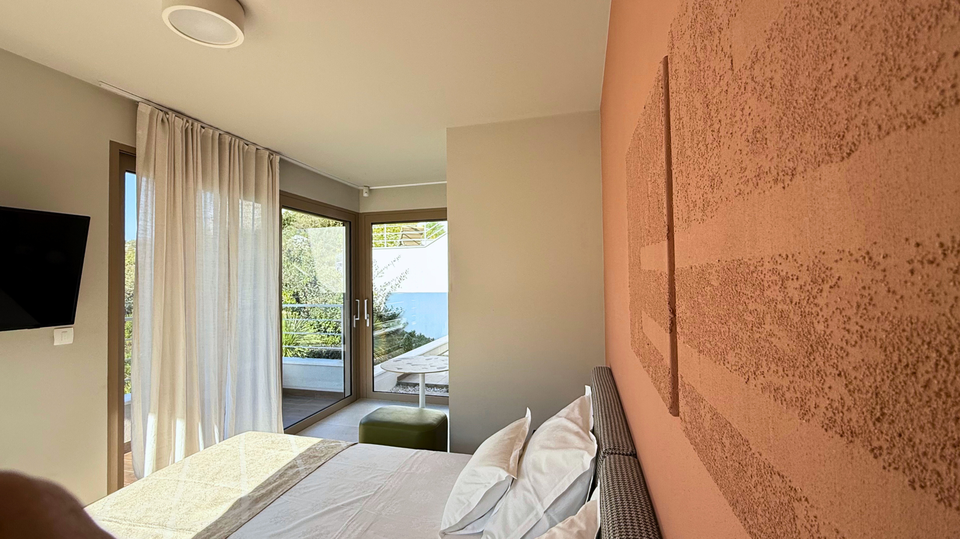 Glamurozna vila s bazenom samo 50m od mora u okolici Rogoznice&excl;