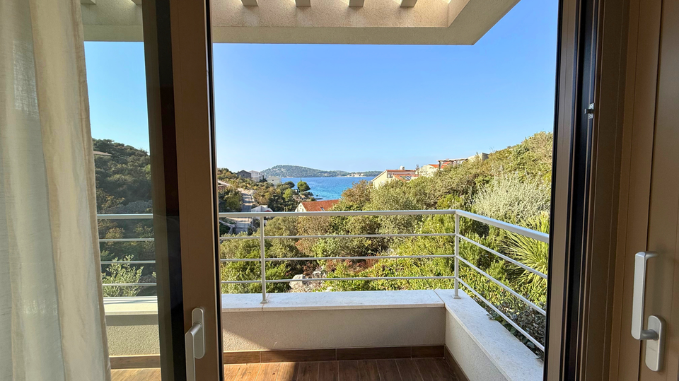 Glamurozna vila s bazenom samo 50m od mora u okolici Rogoznice&excl;