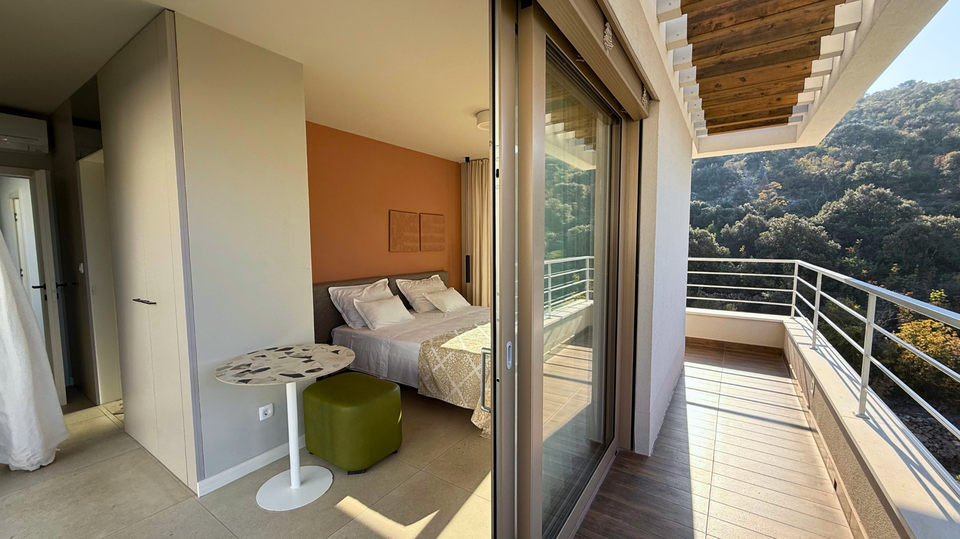 Glamurozna vila s bazenom samo 50m od mora u okolici Rogoznice&excl;