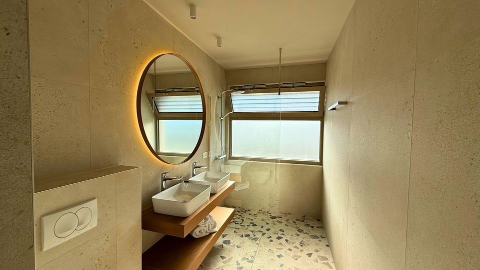 Glamurozna vila s bazenom samo 50m od mora u okolici Rogoznice&excl;