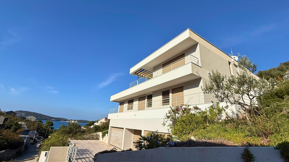 Glamurozna vila s bazenom samo 50m od mora u okolici Rogoznice&excl;