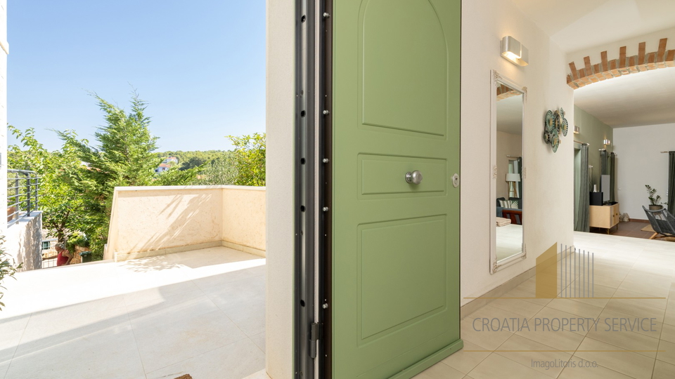 Hvar, Vrboska - nova vila s terasami, bazenom in parkirnim mestom 70 m od morja!