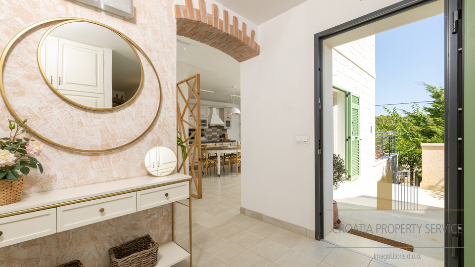 Hvar, Vrboska - nova vila s terasami, bazenom in parkirnim mestom 70 m od morja!