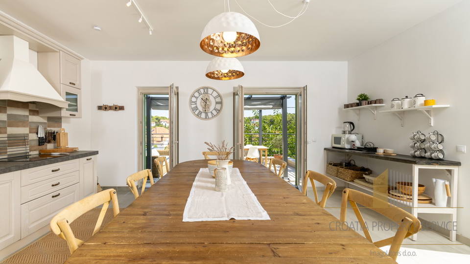 Hvar, Vrboska - nova vila s terasami, bazenom in parkirnim mestom 70 m od morja!