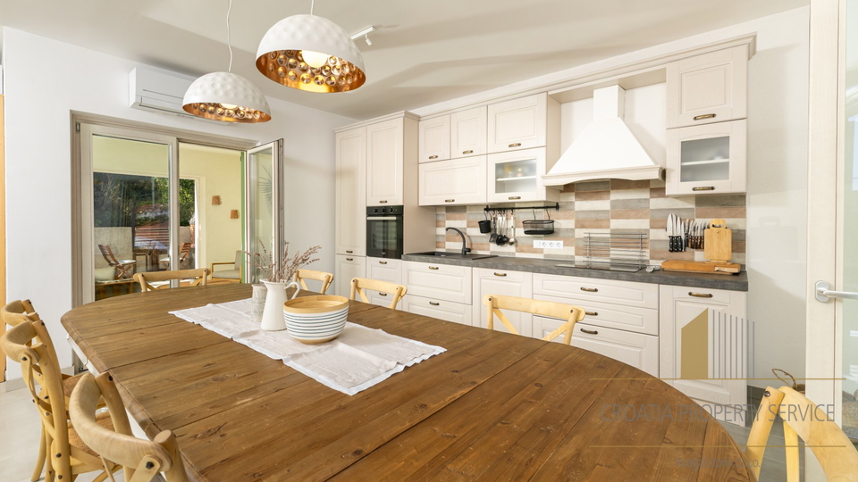 Hvar, Vrboska - nova vila s terasami, bazenom in parkirnim mestom 70 m od morja!