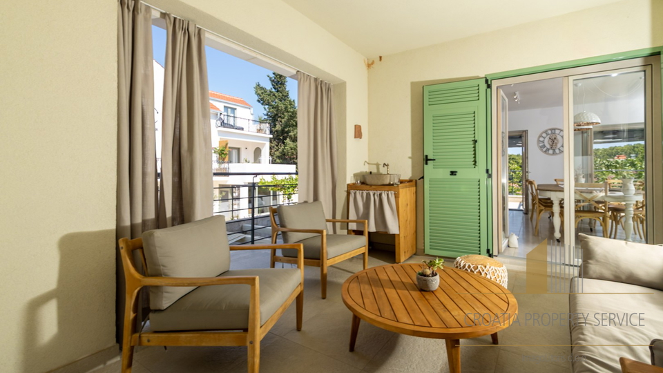 Hvar, Vrboska - nova vila s terasami, bazenom in parkirnim mestom 70 m od morja!