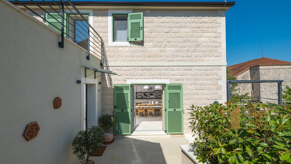 Hvar, Vrboska - nova vila s terasami, bazenom in parkirnim mestom 70 m od morja!