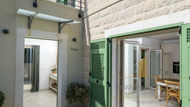 Hvar, Vrboska - nova vila s terasami, bazenom in parkirnim mestom 70 m od morja!