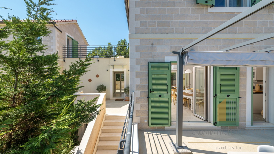 Hvar, Vrboska - nova vila s terasami, bazenom in parkirnim mestom 70 m od morja!