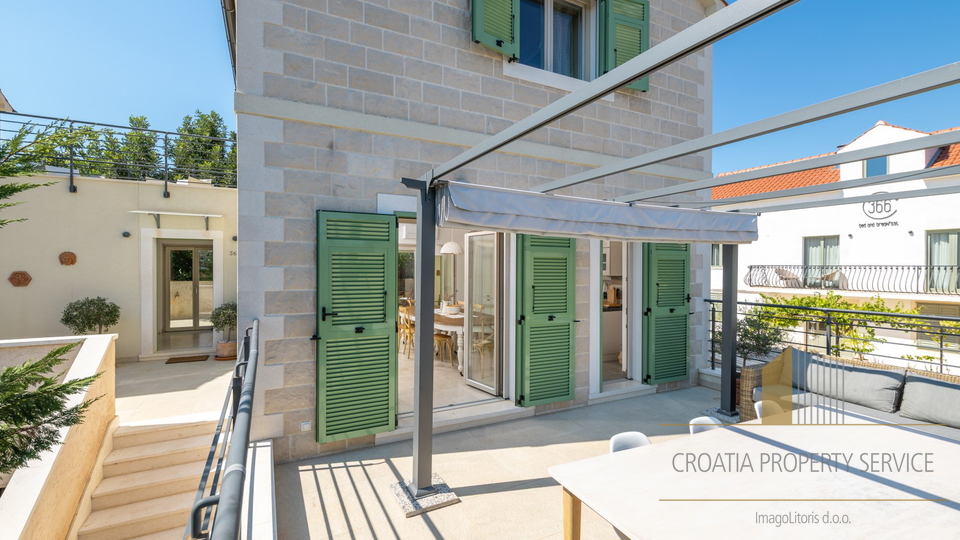 Hvar, Vrboska - nova vila s terasami, bazenom in parkirnim mestom 70 m od morja!