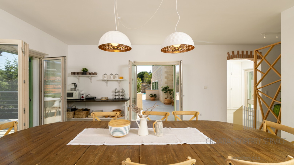 Hvar, Vrboska - nova vila s terasami, bazenom in parkirnim mestom 70 m od morja!