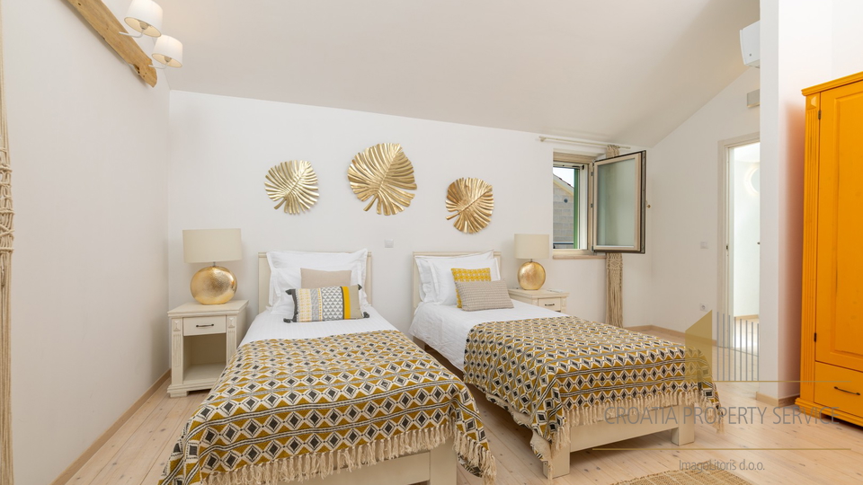 Hvar, Vrboska - nova vila s terasami, bazenom in parkirnim mestom 70 m od morja!