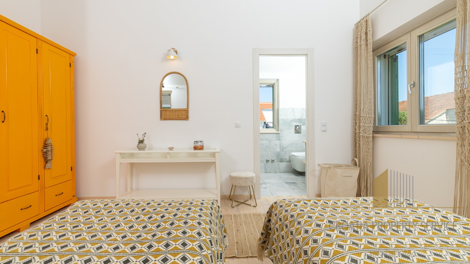 Hvar, Vrboska - nova vila s terasami, bazenom in parkirnim mestom 70 m od morja!