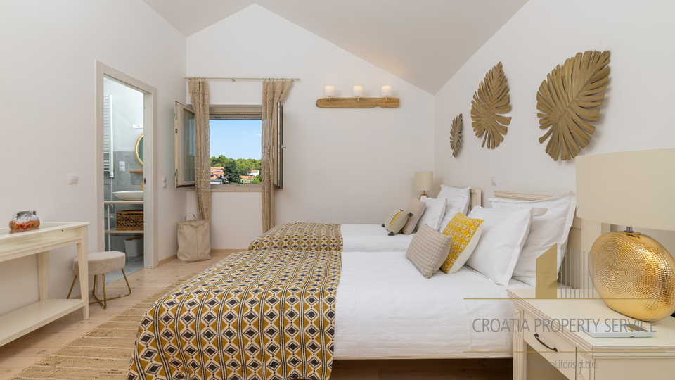 Hvar, Vrboska - nova vila s terasami, bazenom in parkirnim mestom 70 m od morja!