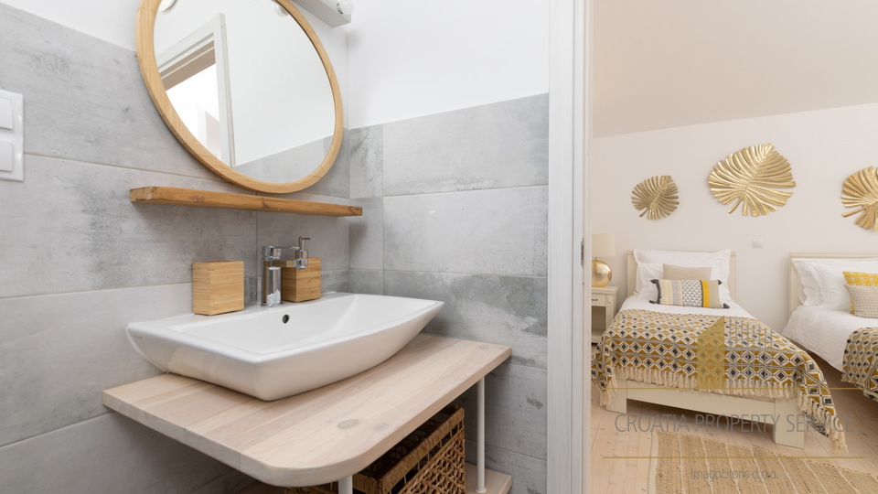 Hvar, Vrboska - nova vila s terasami, bazenom in parkirnim mestom 70 m od morja!