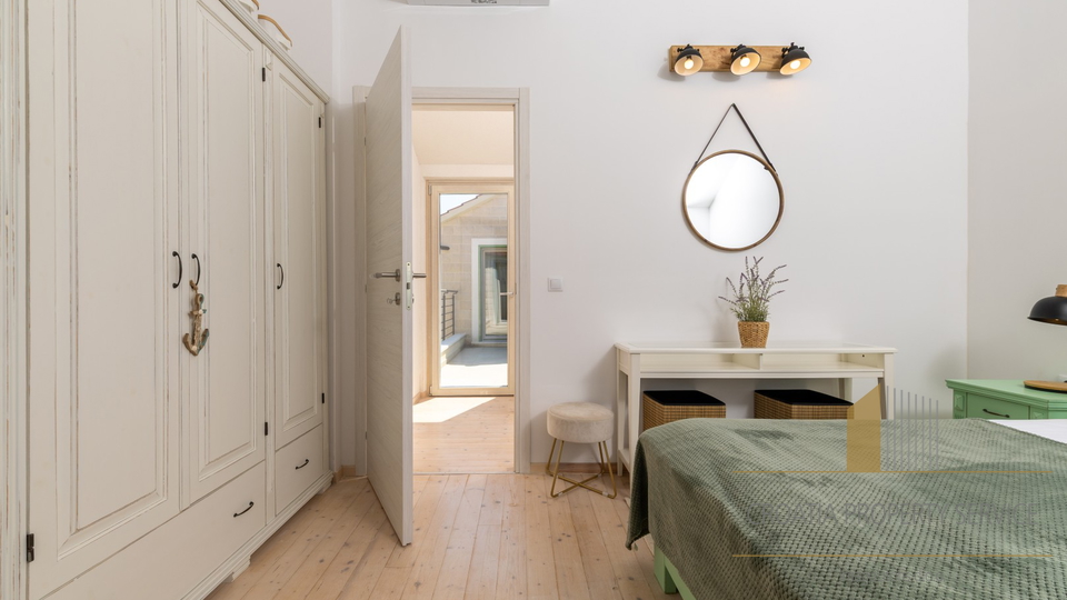 Hvar, Vrboska - nova vila s terasami, bazenom in parkirnim mestom 70 m od morja!