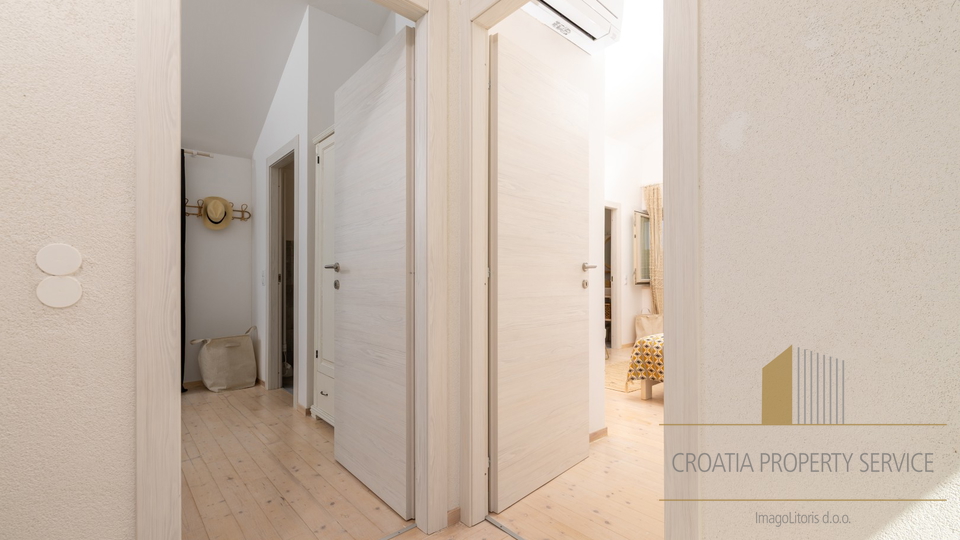 Hvar, Vrboska - nova vila s terasami, bazenom in parkirnim mestom 70 m od morja!